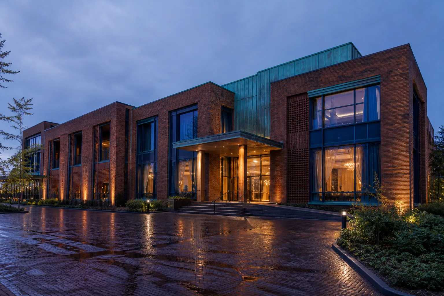 Modern Nederlands hotel van rode baksteen, koper en blauw glas in het avondlicht